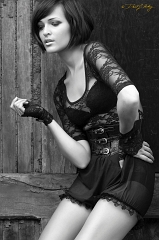  Model: Lauren